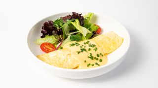 Французкий омлет с лососем, творожным сыром, микс салатом и томатами