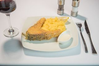 Crap prajit cu mamaliguta si mujdei