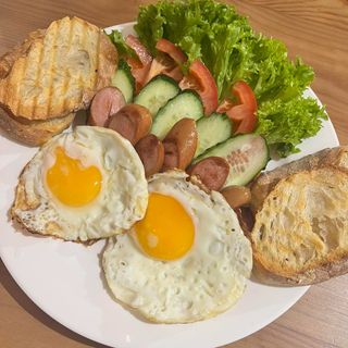 Яєчня з баварською сосискою