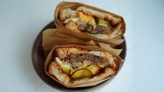 Сэндвич с томлёной говядиной