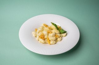 Gnocchi quattro formaggi cu nuci și pere