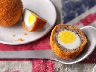 Шотландско яйце с гарнитура шопска салата