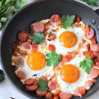 Scrambled eggs with sausage 