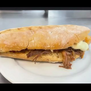 Bocadillo de Carne Mechada (CASERA).