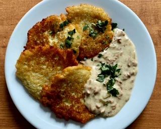 Placki Ziemniaczane z Sosem Kurkowym