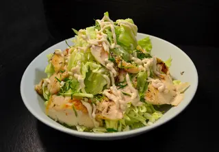 Salata s pohanom piletinom