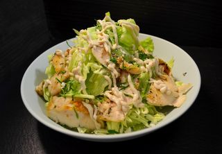 Salata s pečenom piletinom