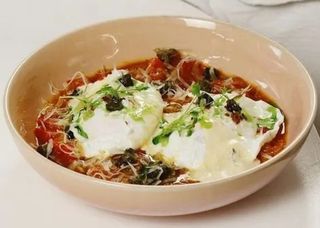 Шакшука з яйцем пашот та каперсами