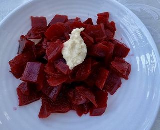Salata de sfecla rosie cu hrean