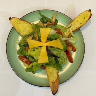 Фирменный салат от шефа с багетом