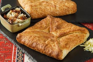 Chaczapuri Trzy Sery i Suszone Pomidory