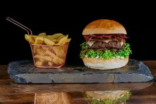Burger Johny BBQ i mini frytki
