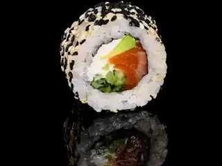 California z wędzonym łososiem w sezamie 8 szt. (265g)