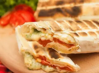 Лаваш на грилі з овочами та сиром (170г)