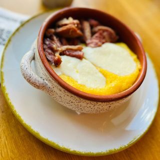 Tocana Porcului cu mamaliga si branza de burduf