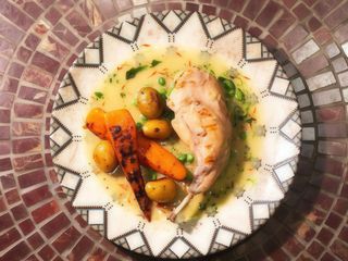 ніжка кролика на грилі з соусом із білого вина та шафрану (350гр)