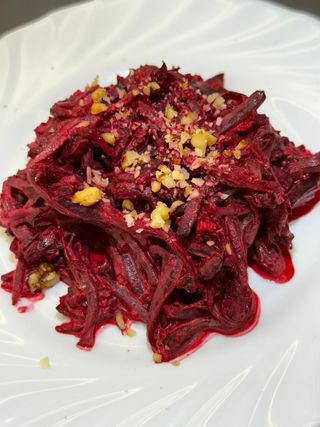 Свекла с орехами и майонезом