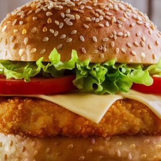 Hamburguesa de pollo crujiente y queso cheddar