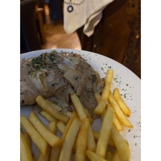 Punjena piletina sa pršutom i sirom u šampinjon sosu