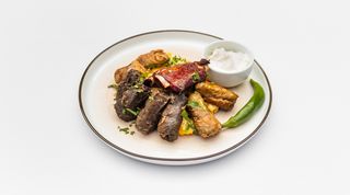 Sărmăluțe învelite în foi de varză și viță de vie