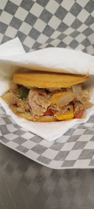 Arepa Atún cebolla pimientos fritos