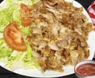 Plato de kebab con ensalada