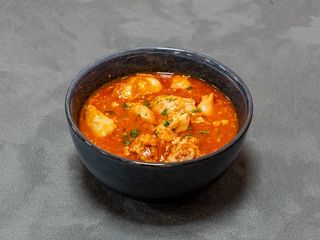 Mięso drobiowe gotowane w sosie pomidorowym