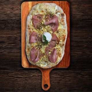 Pinsa Mortadella, Pistacchio e Burrata