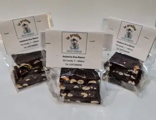 Scorzette di arancia ricoperte di cioccolato fondente 70%