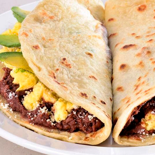 Baleadas con huevo y aguacate