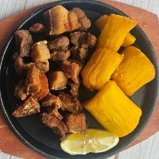 Chicharrón con yuca