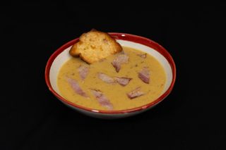 Гороховий суп з беконом та селерою