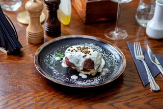 Muşchi de vită cu sos de piper verde