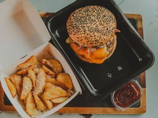 Burger Bottega cu  cartofi prajiti si sos chili cu soia