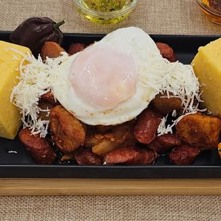 Tochitură moldovenească cu mămăliguță 