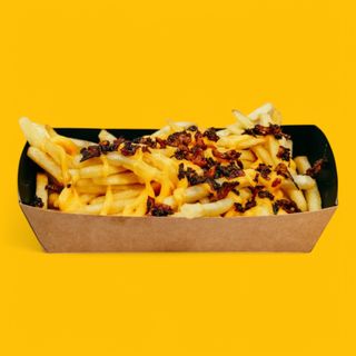 Pomfrit sa topljenim cheddarom i hrskavom slaninom