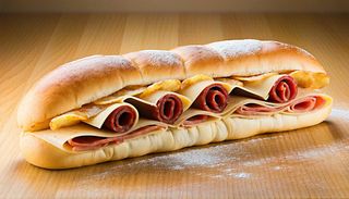 Panino con wurstel e patatine