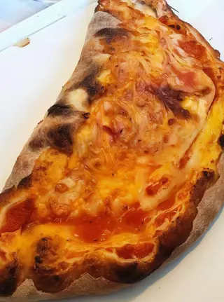 Calzone mozzarella, salsiccia, broccoli napoletano