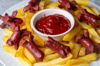 Una porzione patatine e würstel