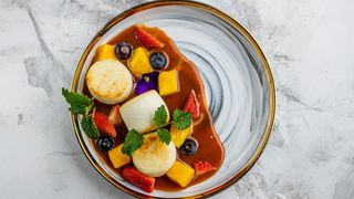 Сырники со сливочной карамелью, манго и ягодами