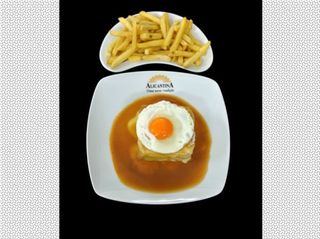 Francesinha antiga com ovo e batata