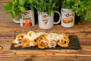 Frytki zakręcone  zapieczone serem