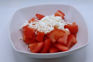 Salată de roșii, ceapă și telemea