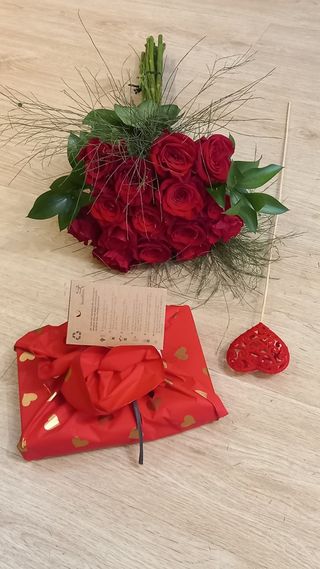 Romántico 15 Rosas Rojas Con Corazón Y Caja De 12 Bombones