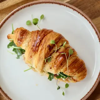 Croissant queijo brie, presunto & rúcula
