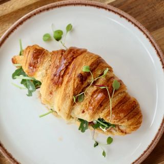 Croissant queijo brie, presunto & rúcula