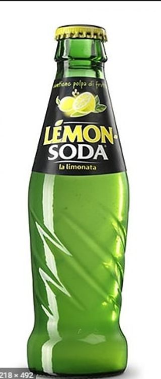 Lemon soda in bottiglia