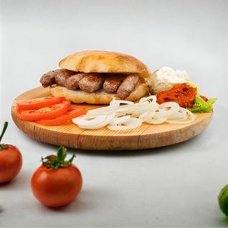 Ćevapi u lepinji sa kajmakom