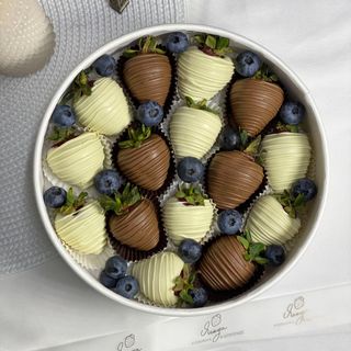 Клубника в шоколаде "Шахматы"