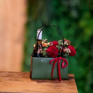 Aranjament Sf. Valentin + sticla de vin